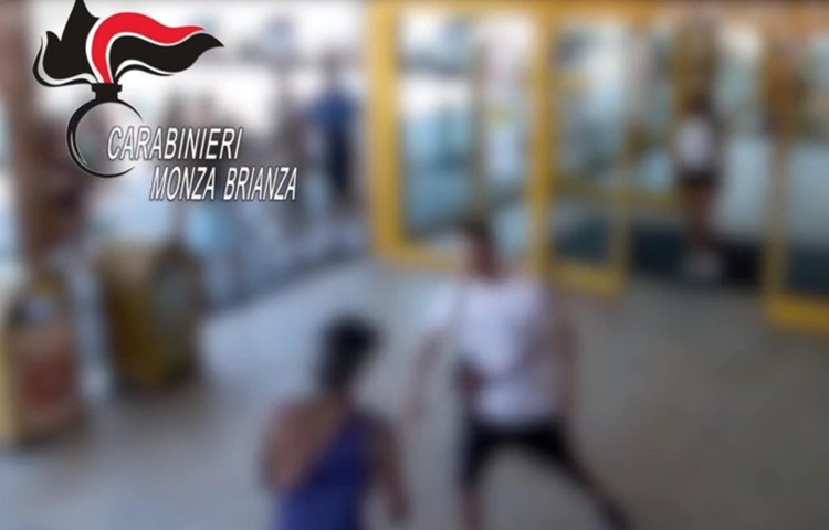Accoltella un 15enne al centro commerciale di Busnago