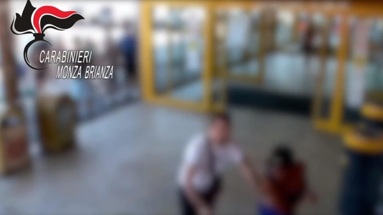 Un 27enne è stato arrestato dai carabinieri per aver accoltellato un ragazzino di 15 anni all'esterno di un centro commerciale