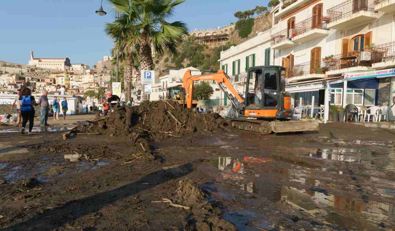 Ambra Angioini a stromboli per aiutare i resiedenti