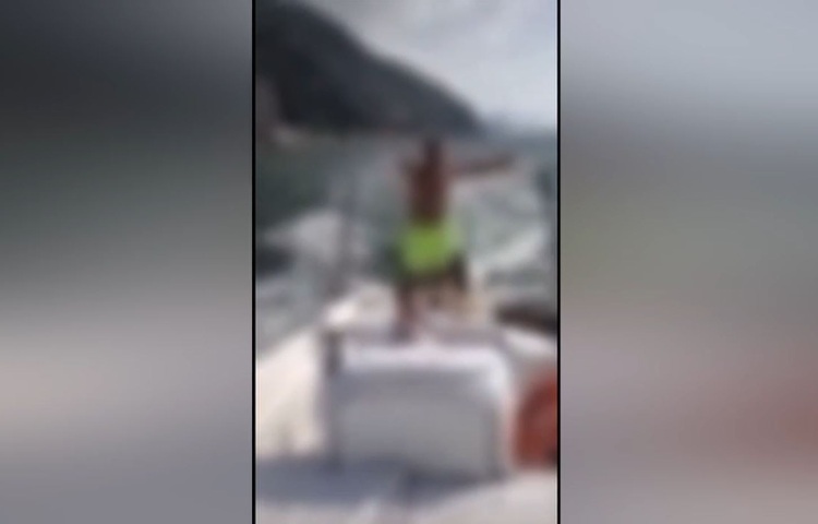 Vido viarle, bimbo guida motoscafo