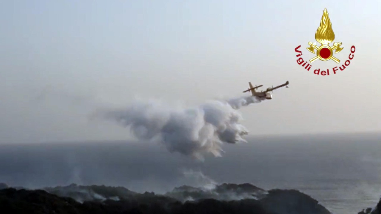 I Canadair intervengono sull'incendio divampato a Pantelleria.