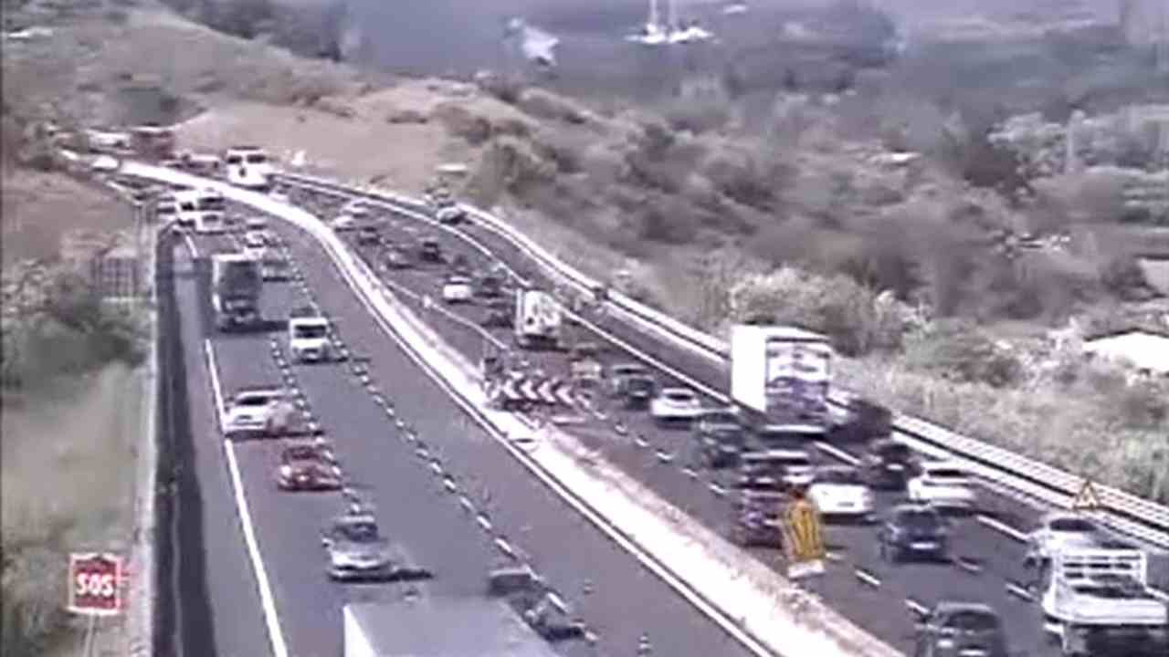 Fa inversione a 'U' con il suv sull'A1