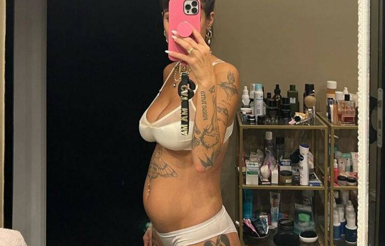 Giorgia Soleri mostra su Instagram la sua pancia gonfia