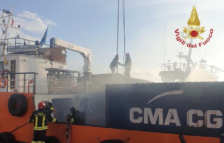 Esploso un rimorchiatore ormeggiato nel porto di Crotone.