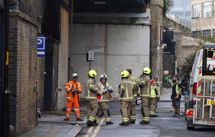 Vigili del fuoco per domare Incendio alla stazione di London Bridge