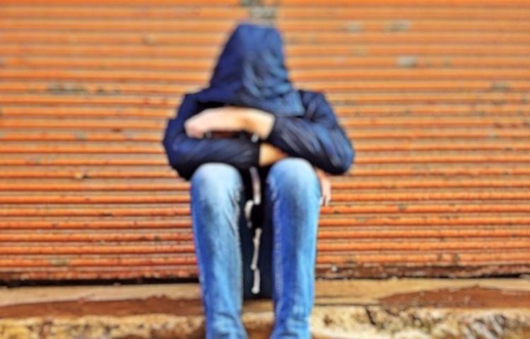 Giù dal balcone a 13anni, in chat insulti e 'ucciditi'