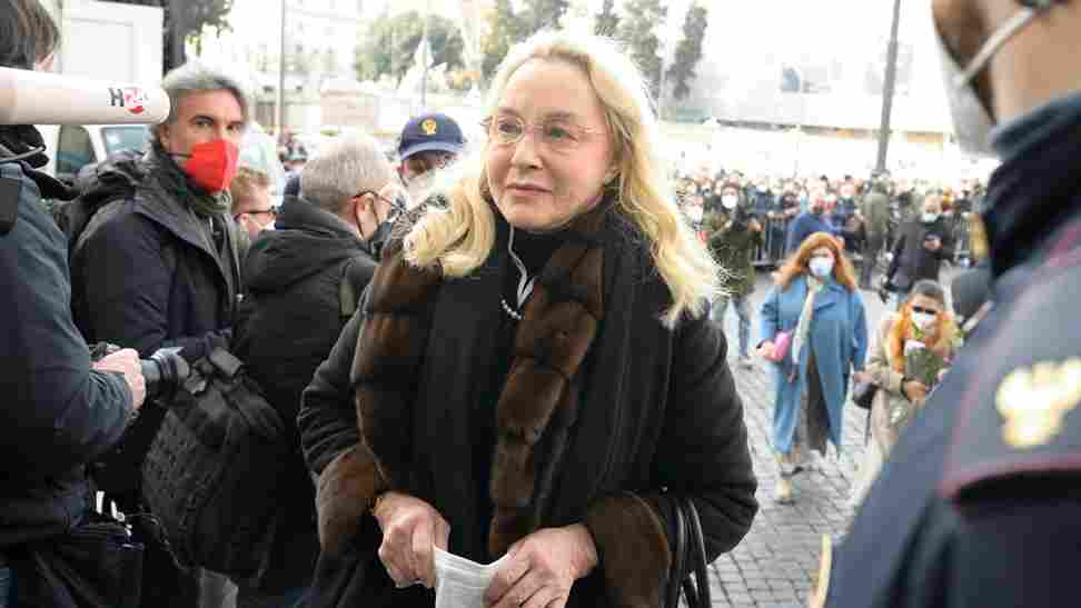 Paura per Eleonora Giorgi: incidente in diretta, ha rischiato grosso