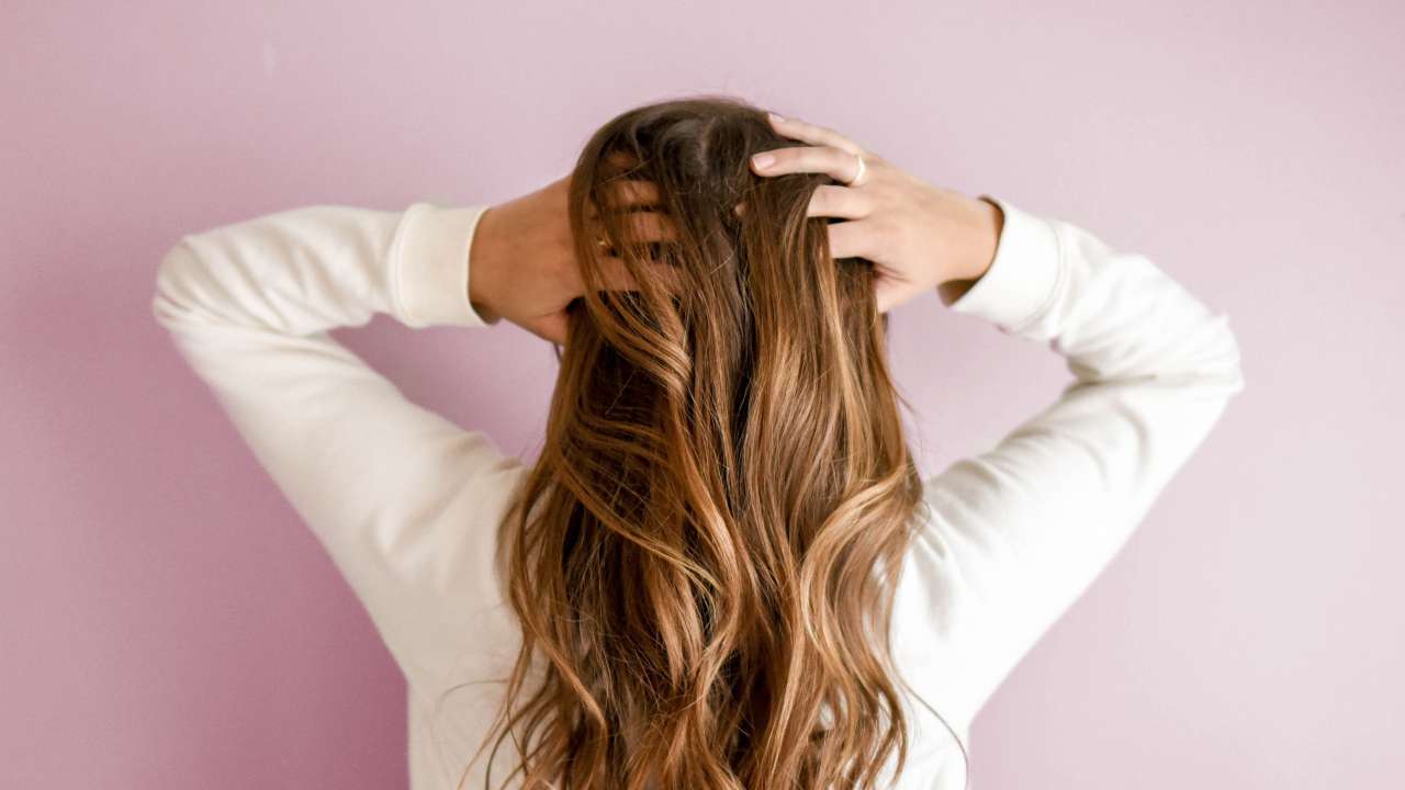 La soluzione dell’ultimo minuto per capelli sporchi: ecco il prodotto che può salvare la giornata