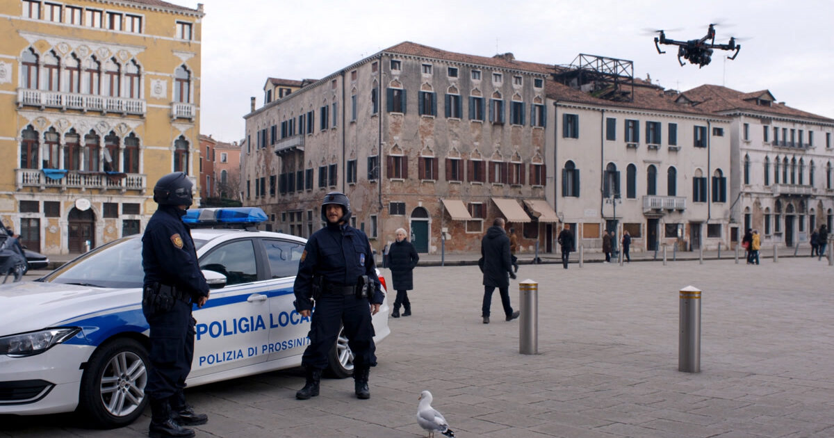 Venezia, controlli della Polizia Locale: sequestrati souvenir irregolari